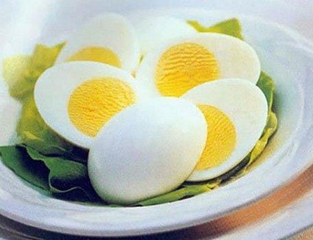 Белки являются очень важным макроэлементом, который должен регулярно присутствовать в рационе. Белки необходимы, потому что, когда они метаболизируются в организме, они расщепляются на аминокислоты, и они являются одним из самых важных элементов, из которых строятся клетки. Яйца являются одним из лучших источников белка , но они также являются источником холестерина . И из-за этого здесь стоит вечный вопрос — яйца здоровы или нездоровы. Яица 