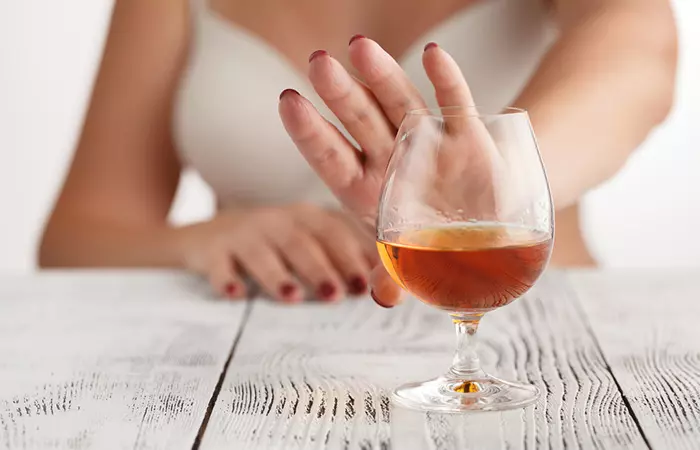 Женщина отказывается от алкоголя, чтобы оставаться здоровой