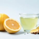 грейпфрут, имбирь, зеленый чай и специи на светлом фоне