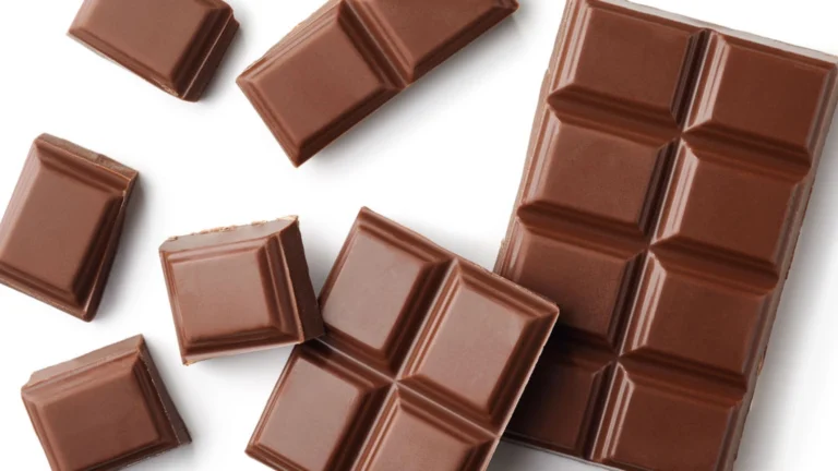 Одиночный квадратный кусочек темного шоколада крупным планом