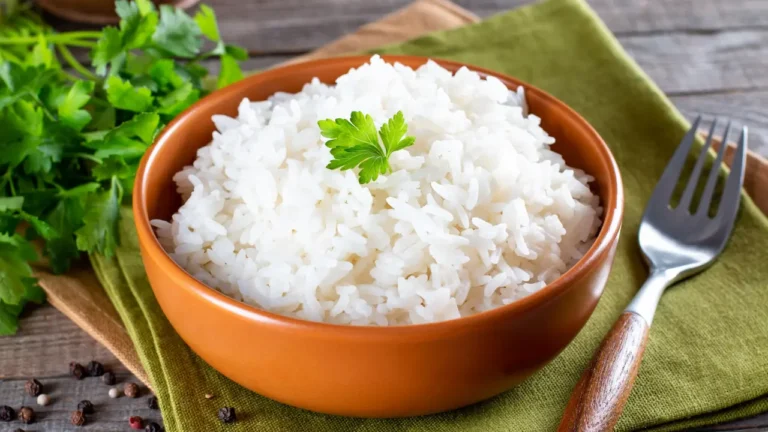 Глубокая тарелка белого рассыпчатого риса на столе