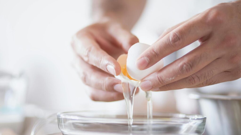 Прозрачный яичный белок в миске