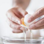 Прозрачный яичный белок в миске