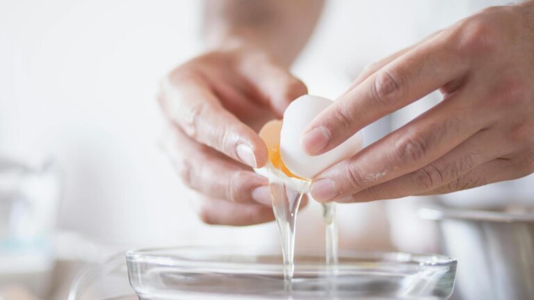 Прозрачный яичный белок в миске