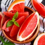 Сочная долька красного грейпфрута крупным планом