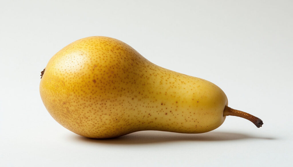 Спелая средняя груша на светлом фоне