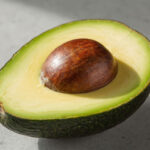 Спелое разрезанное авокадо с косточкой