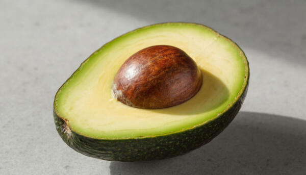 Спелое разрезанное авокадо с косточкой