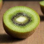 Сочный разрезанный плод киви на деревянном столе