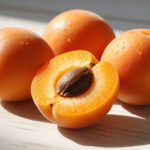 Спелые абрикосы в разрезе крупным планом