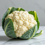 Свежая цветная капуста на столе, содержание пуринов в соцветиях овоща для диетического рациона.
