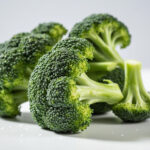 Свежие соцветия брокколи на белом фоне, анализ содержания пуринов в капусте для диетического питания.