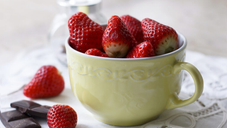 Чашка 200 мл со свежей спелой клубникой