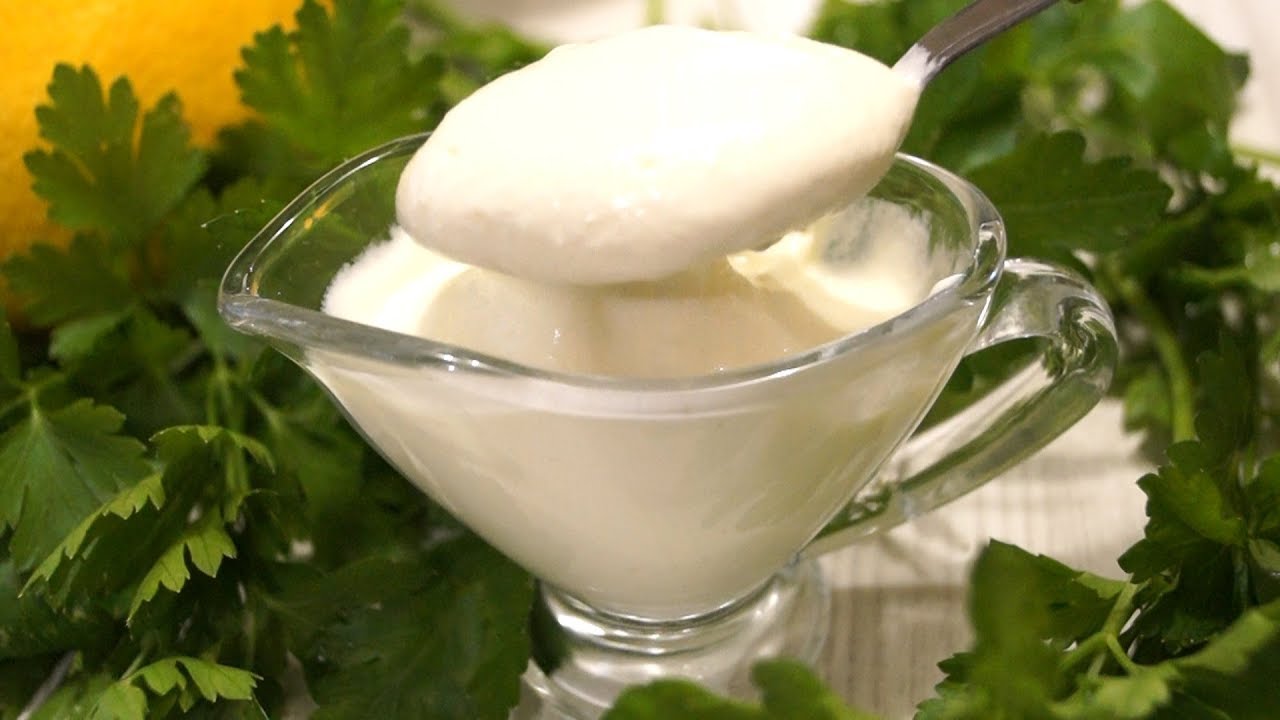 Столовая ложка свежей 15-процентной сметаны для заправки салата.