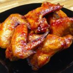 Запеченные золотистые куриные крылышки