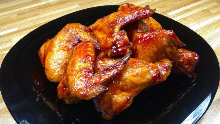 Запеченные золотистые куриные крылышки