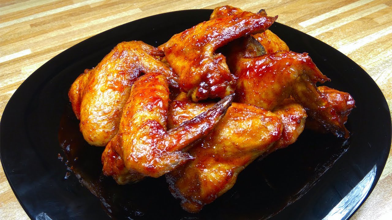 Запеченные золотистые куриные крылышки