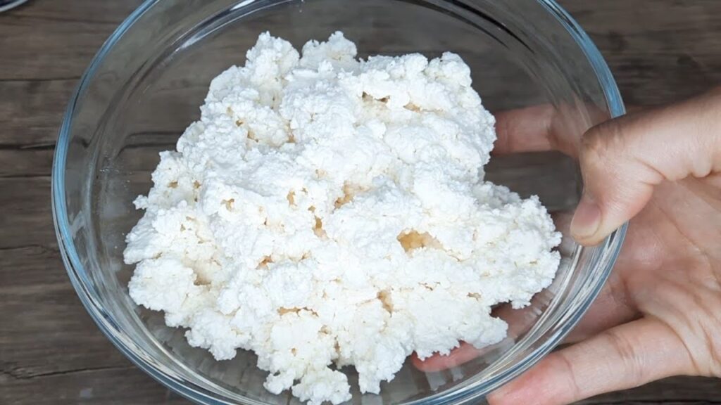 Пачка творога 5 процентов жирности весом 180 грамм в миске