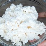 Пачка творога 5 процентов жирности весом 180 грамм в миске