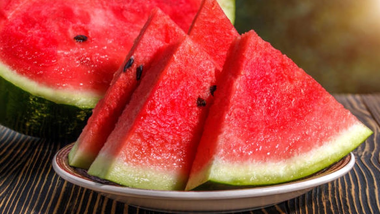 Долька сочного спелого арбуза