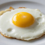 Яичница глазунья из одного яйца на тарелке