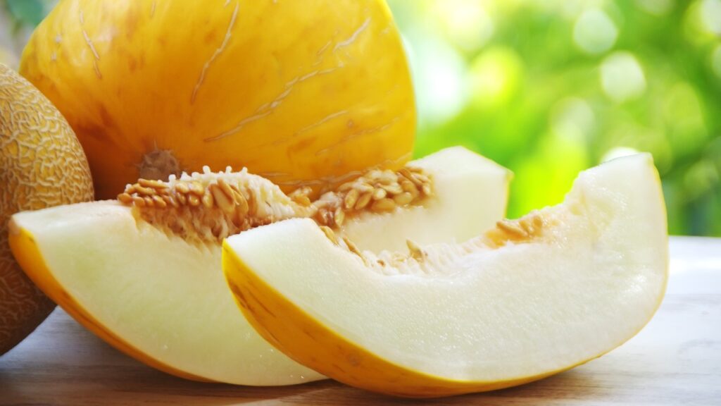 Ломтик сочной спелой дыни на столе