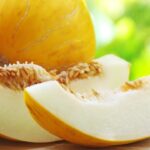 Ломтик сочной спелой дыни на столе