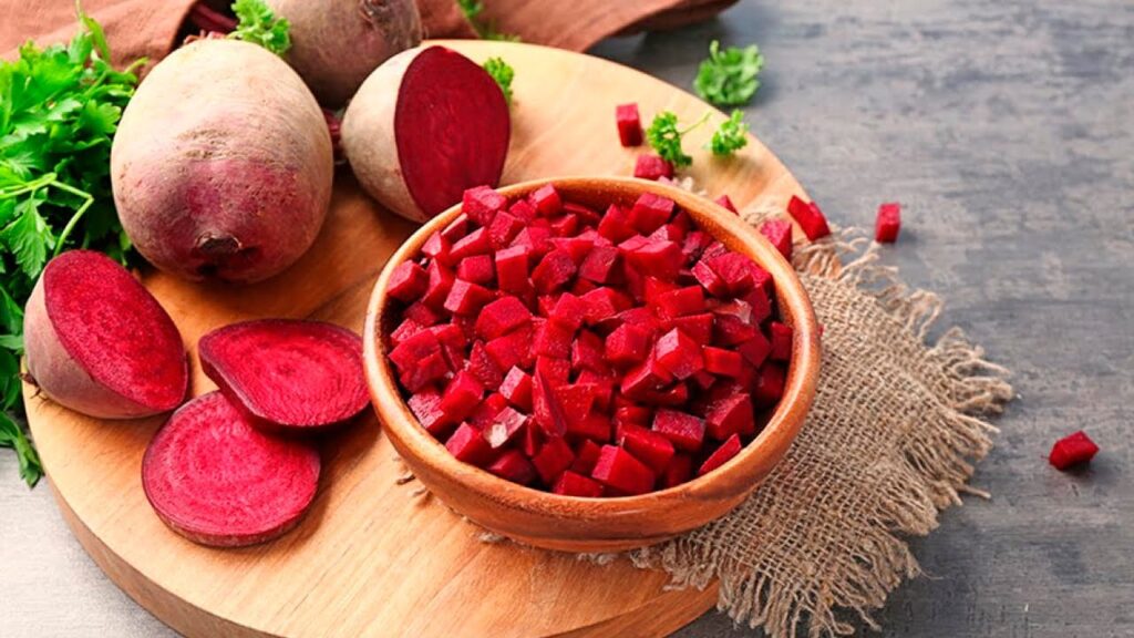 Свежая и нарезанная свекла