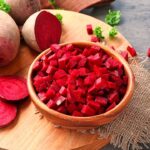 Свежая и нарезанная свекла