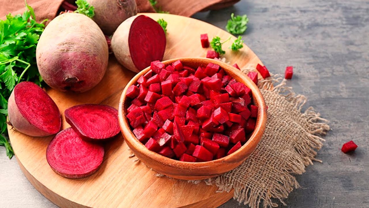 Свежая и нарезанная свекла