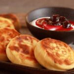 Аппетитные золотистые сырники на белой тарелке