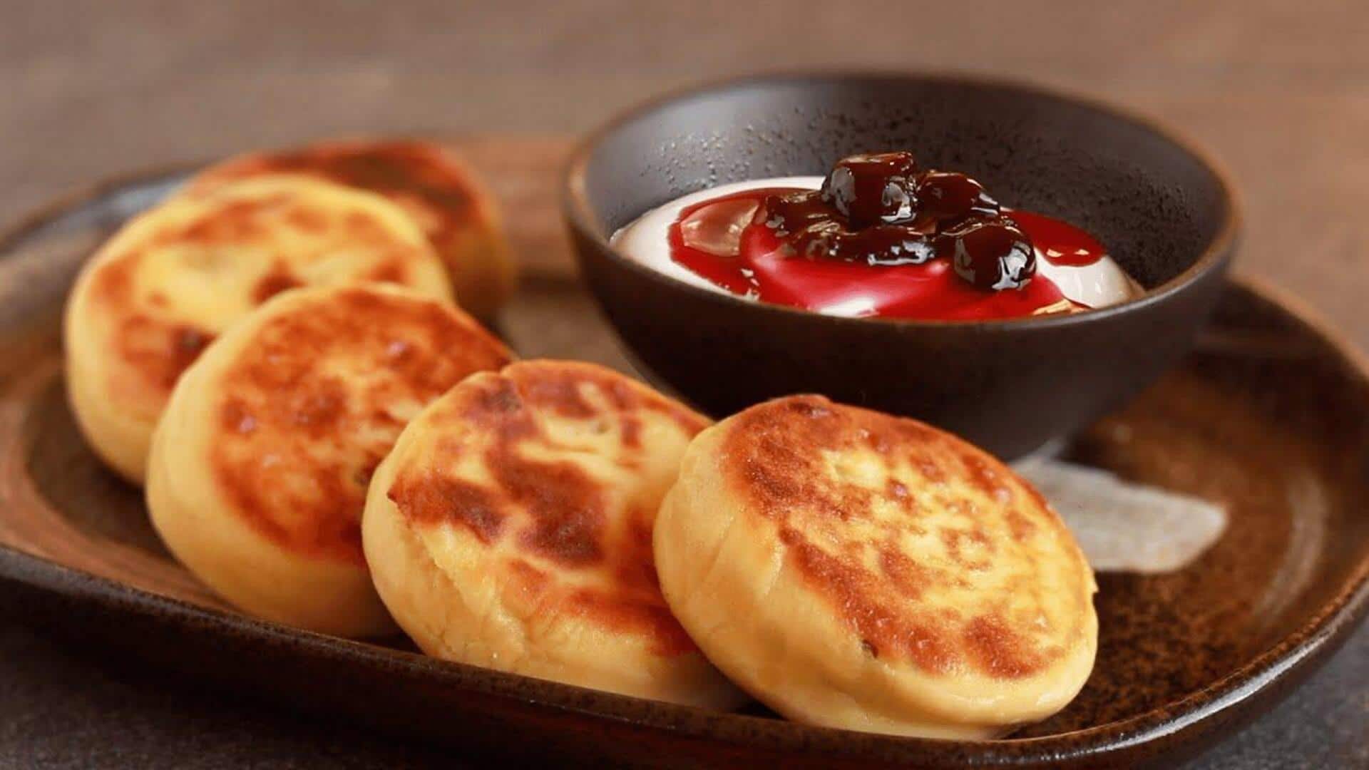 Аппетитные золотистые сырники на белой тарелке