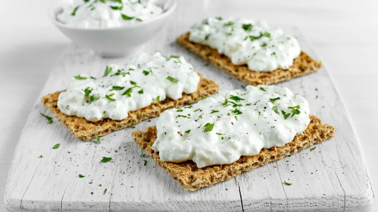 Бутерброд с творожным сыром на хлебце