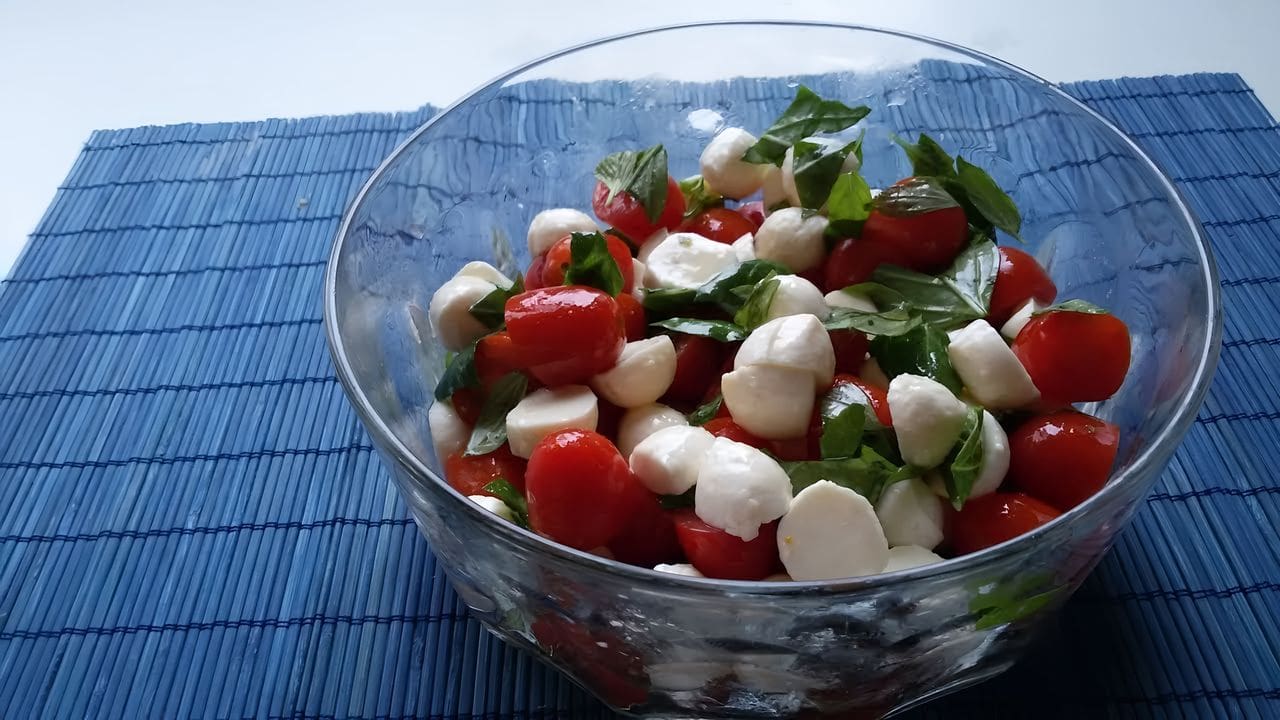 Диетический салат Капрезе с шариками моцареллы