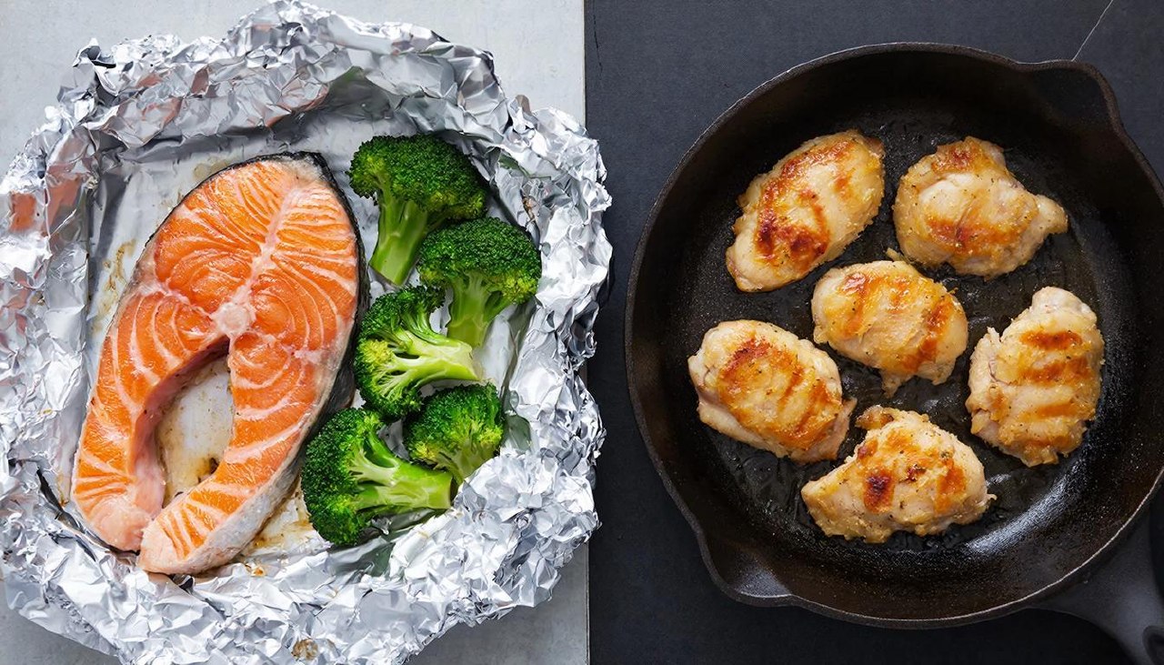 Сопоставление блюд в фольге и на сковороде для диетического питания