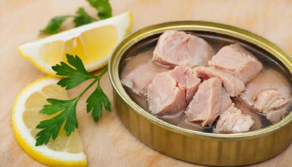 Консервированный тунец в собственном соку в открытой банке
