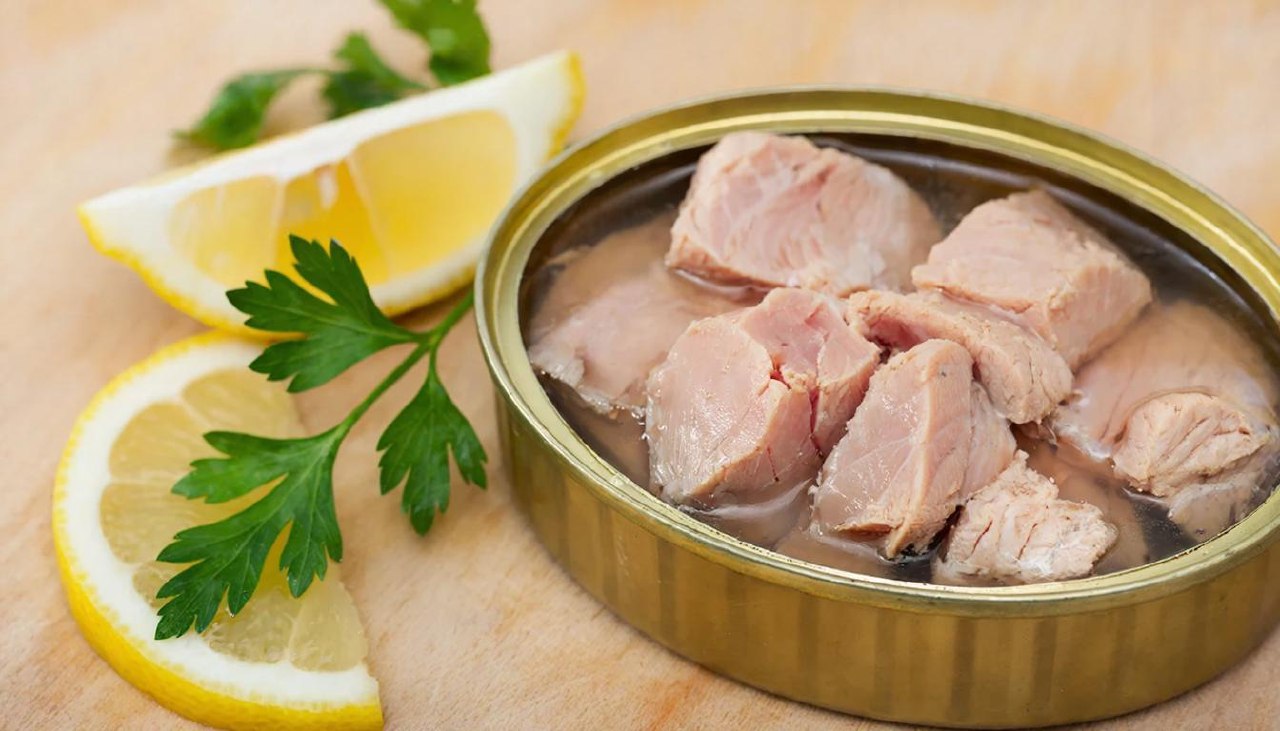 Консервированный тунец в собственном соку в открытой банке