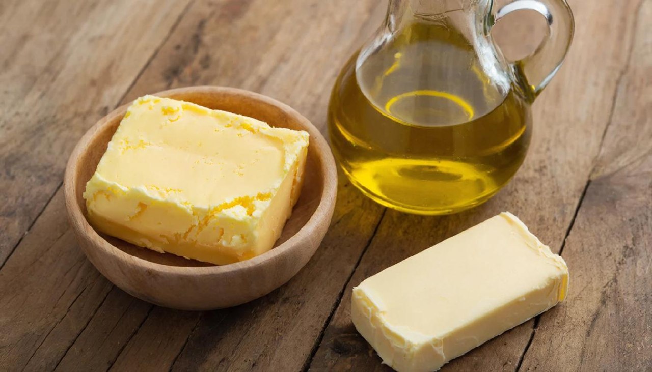 Сравнение сливочного масла оливкового масла и маргарина на столе