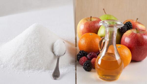 Сравнение белого сахара и натуральных источников фруктозы на столе