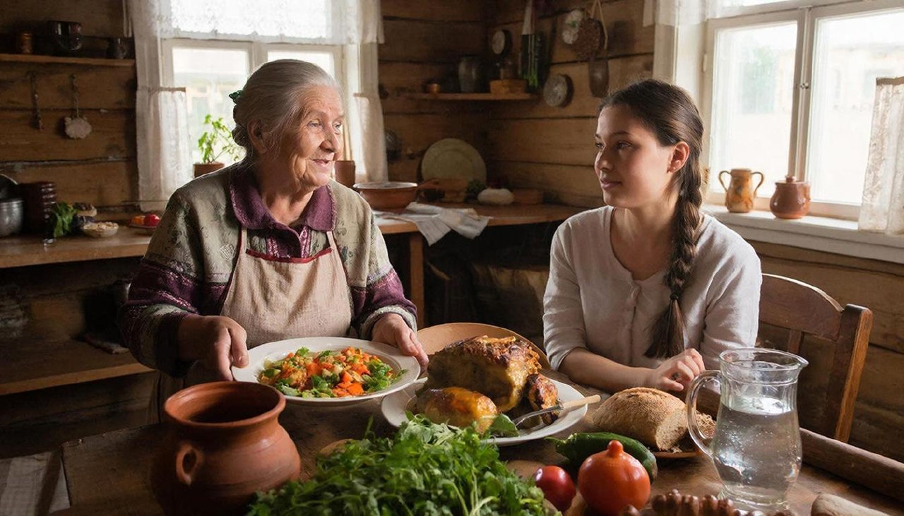Стройная девушка в гостях у бабушки выбирает полезную еду