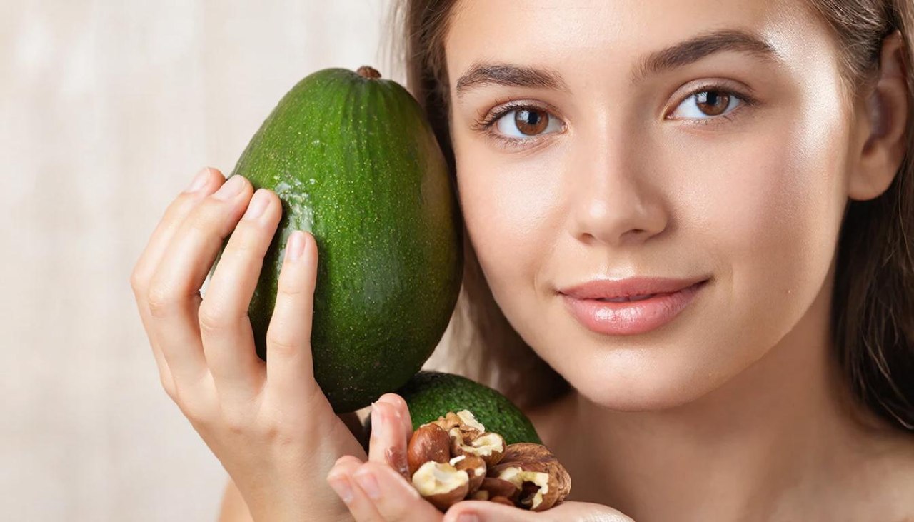 Здоровая сияющая кожа лица женщины и полезные растительные жиры