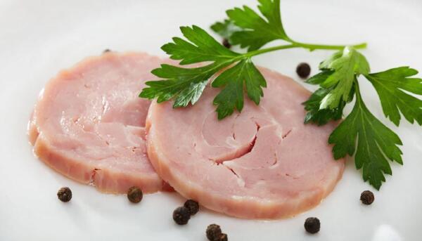 Ломтики колбасы на тарелке для расчета калорий